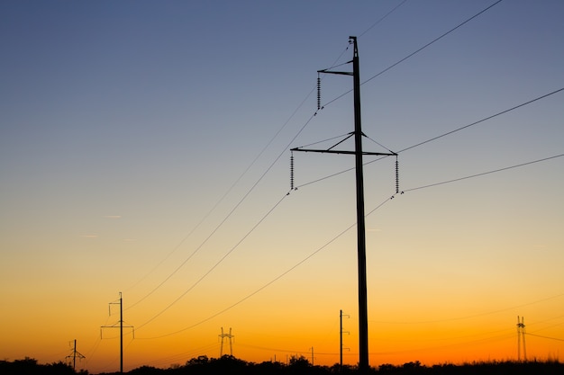 fios em linhas de energia indo para o pôr do sol