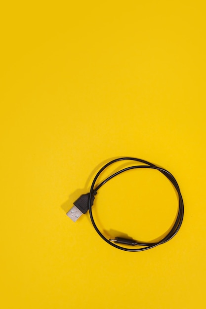 Fios USB em um fundo amarelo