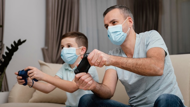 Fique dentro de casa, homem e criança usando máscaras médicas