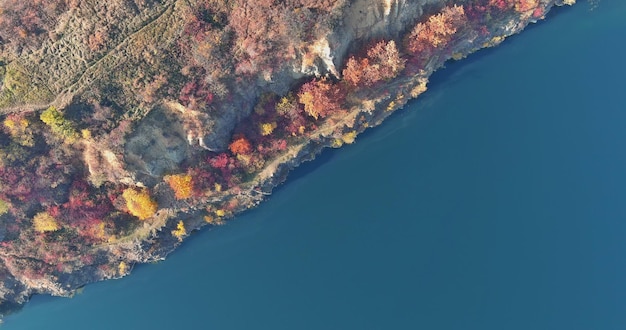 Fiquei fascinado com a paisagem artificial de uma antiga pedreira abandonada com água azul e um