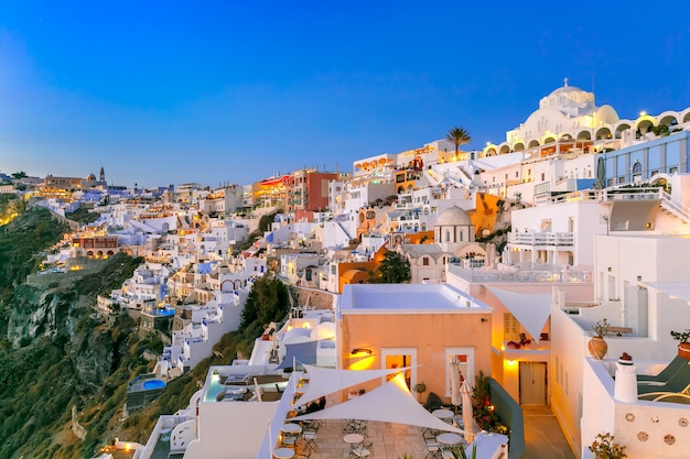 Fira, principal ciudad de Santorini en la noche, Grecia