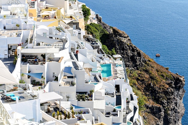 Fira, Santorini (Thira), Blick auf die weißen Häuser mit ihren gepflasterten Straßen. Kykladen, Griechenland.