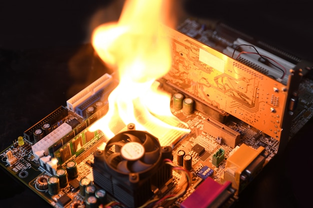 Fire Burning, loderndes Computer-Motherboard, CPU, GPU und Grafikkarte, Prozessor auf Leiterplatte mit Elektronik