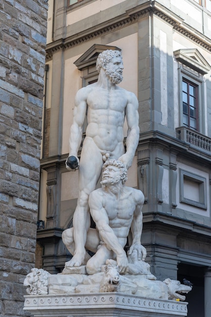 Foto firenze itália 6 de agosto de 2023estátuas da fonte de netuno na piazza della signoria