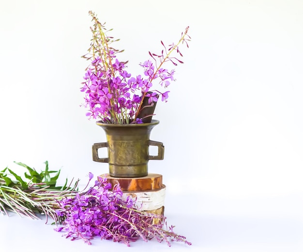 Fireweed flores medicinais Chamerion angustifolium ou Epilobium angustifolium plantas em argamassa de cobre