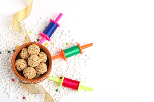 Firki e tilgul para makar sankranti. makar sankranti é o festival indiano de pipas. também é conhecido como uttarayan. firki também é chamado de spin ou patang dori.