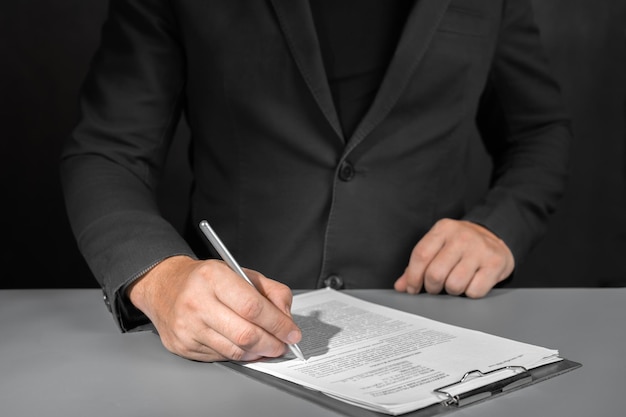 Firma de contrato comercial y concepto de acuerdo Primer empresario leyendo antes de firmar documentos de contrato comercial
