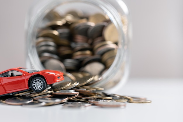 Firma un contrato para la compra de un coche nuevo dinero efectivo coche y llave del coche en un contrato documentos de acuerdo monedas de coche y calculadora con espacio de copia