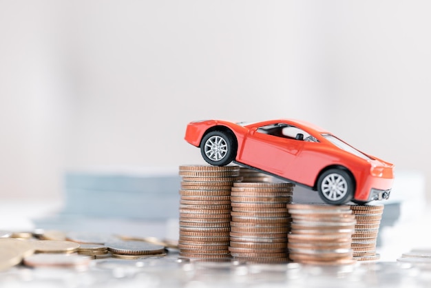 Firma un contrato para la compra de un coche nuevo dinero efectivo coche y llave del coche en un contrato documentos de acuerdo monedas de coche y calculadora con espacio de copia