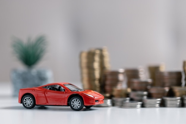 Firma un contrato para la compra de un coche nuevo dinero efectivo coche y llave del coche en un contrato documentos de acuerdo monedas de coche y calculadora con espacio de copia
