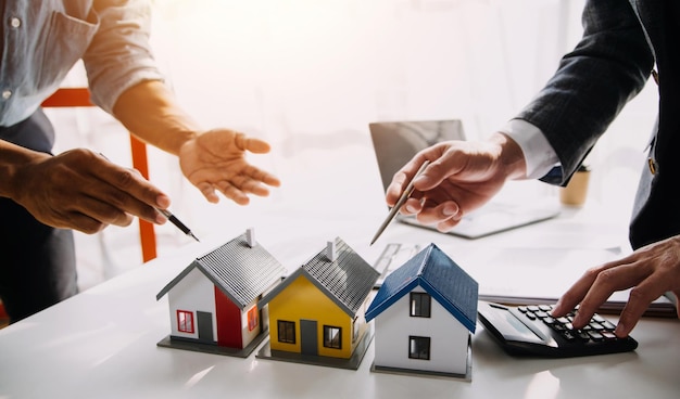 Firma de un contrato de negocios Agente de seguros de casa de compra y venta que analiza el concepto de bienes raíces de préstamo de inversión en el hogar
