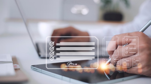 Firma electrónica y concepto de oficina sin papel Una persona utiliza un bolígrafo para firmar documentos electrónicos en documentos digitales en una pantalla virtual Esigning Tecnología y gestión de documentos