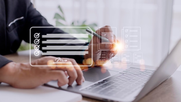 Firma electrónica y concepto de oficina sin papel Una persona utiliza un bolígrafo para firmar documentos electrónicos en documentos digitales en una pantalla virtual Esigning Tecnología y gestión de documentos