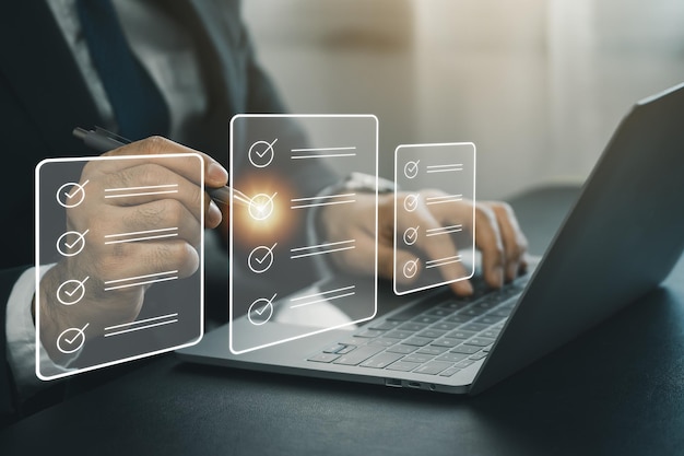 Firma electrónica o lista de comprobación Hombre de negocios que usa bolígrafo comprobación de documentos de pantalla virtual digital gestión de documentos oficina sin papel firma de contratos de negocios sistema de documentos electrónicos