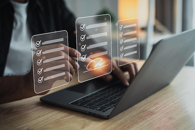 Firma electrónica o lista de comprobación Hombre de negocios que usa bolígrafo comprobación de documentos de pantalla virtual digital gestión de documentos oficina sin papel firma de contratos de negocios sistema de documentos electrónicos