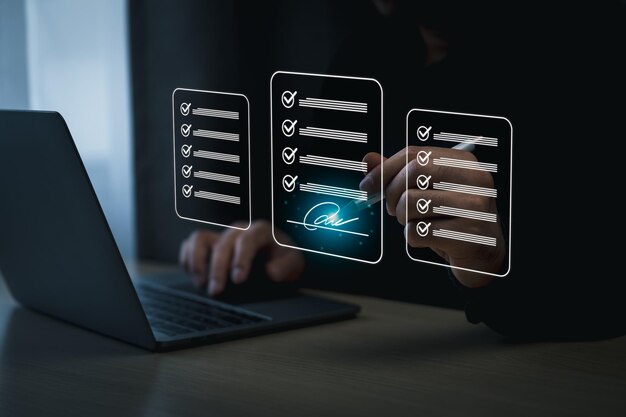 Firma electrónica o lista de comprobación Hombre de negocios que usa bolígrafo comprobación de documentos de pantalla virtual digital gestión de documentos oficina sin papel firma de contratos de negocios sistema de documentos electrónicos