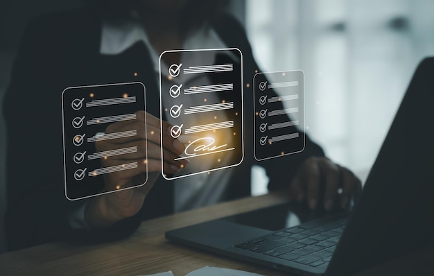 Firma electrónica o lista de comprobación Mujer de negocios que usa bolígrafo comprobación de documentos de pantalla virtual digital gestión de documentos oficina sin papel firma de contratos de negocios sistema de documentos electrónicos