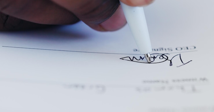 Foto firma a mano y persona con documento en la oficina para el proceso de incorporación para un nuevo trabajo papeleo de cerca y contratación de candidatos escritura para la contratación con acuerdo legal para el cumplimiento del empleo