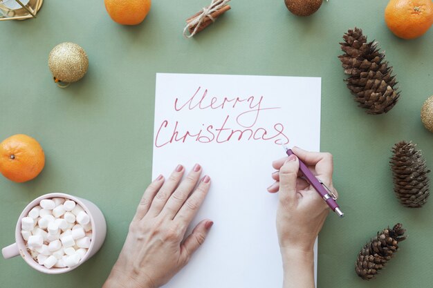 Firmando tarjeta de navidad