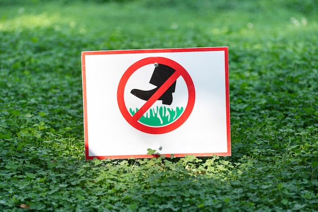 Firmar No caminar sobre el césped. No pise el césped. Cartel que prohíbe caminar sobre la hierba.