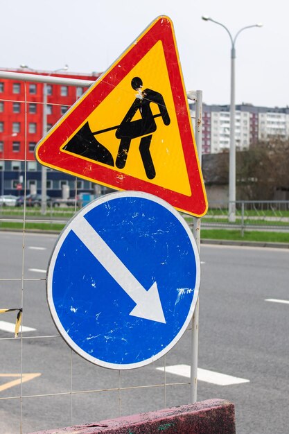 Foto firmar obras viales en el poste en la ciudad de cerca