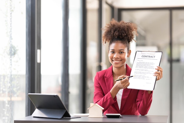 Firmé la casa, compre un contrato con los agentes de ventas de la casa. Compre o venda el concepto de casa. Feliz en marketing, firme el contrato de la casa.