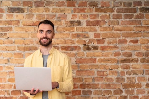 Firmenangestellter, der mit einem Laptop aufwirft