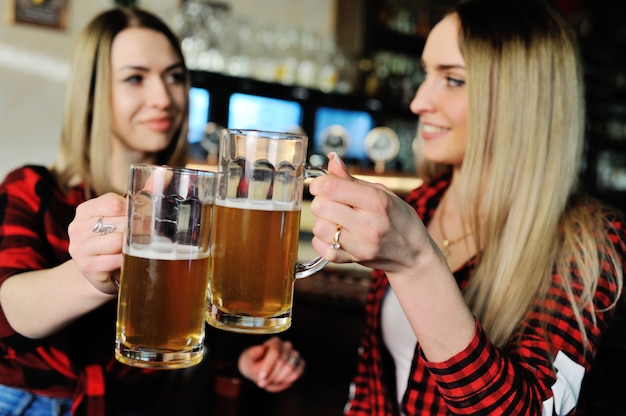 Firmenfreunde trinken Bier und lächeln