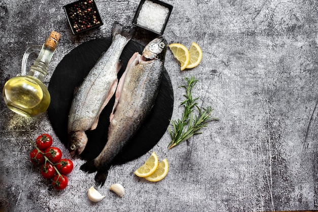 Fisch auf einem Teller mit Gewürzen und Zitronen