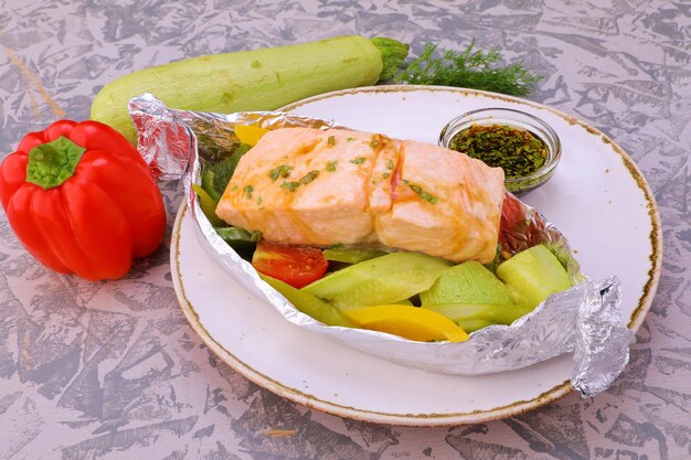 Fisch gebacken mit in Folie gedämpftem Gemüse Gourmet-Menü