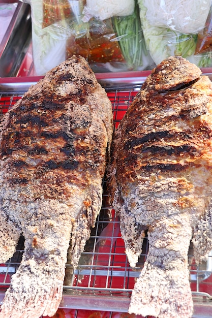 Fisch gegrilltes Salz am Straßenlebensmittel