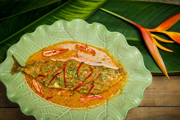 Fisch in würziger Sauce, thailändisches Essen