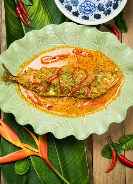 Fisch in würziger Sauce, thailändisches Essen