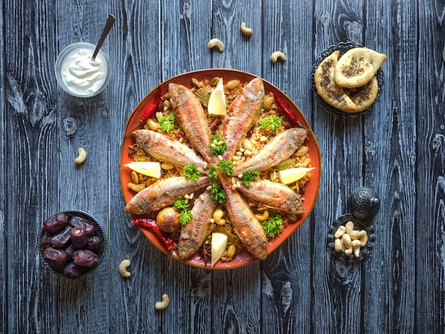 Fisch Kabsa - gemischte Reisgerichte mit Ursprung im Jemen. Essen aus dem Nahen Osten.