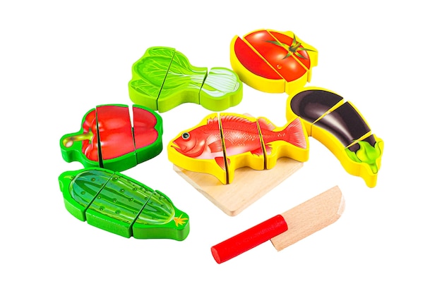 Fisch kochen. Set aus Gemüse, Fisch, Messer und Schneidebrett. mit Lernspielzeug Montessori. Weißer Hintergrund. Nahaufnahme.