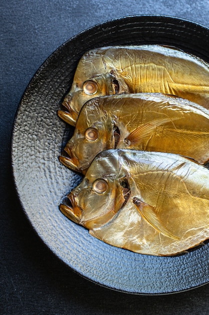 Fisch Meer vomer geräuchert kochen Snack Mahlzeit auf dem Tisch