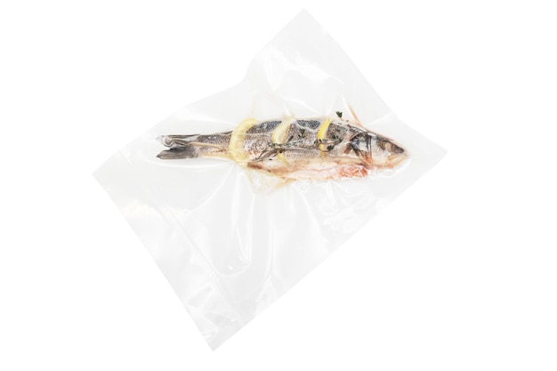 Fisch mit Leman und Rosmarin in einer Vakuumverpackung zum Kochen von Suvid auf weißem Hintergrund