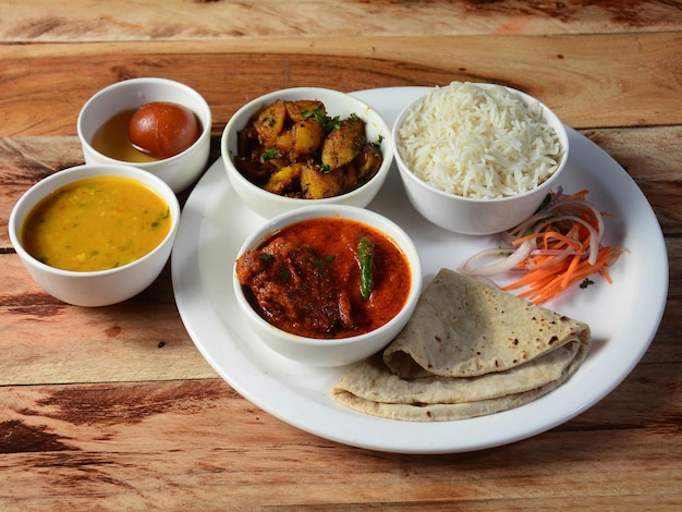 Fisch-Thali von einer indischen Küche-Speiseplatte besteht aus einer Vielzahl von GemüseFisch-Curry-Linsenriceroti-Papad usw. selektiver Fokus