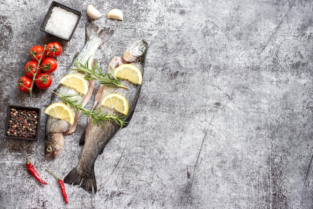 Fisch und Gemüse auf einem Tisch