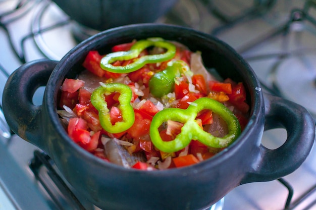 Foto fisch und meeresfrüchte moqueca im tontopf gemacht