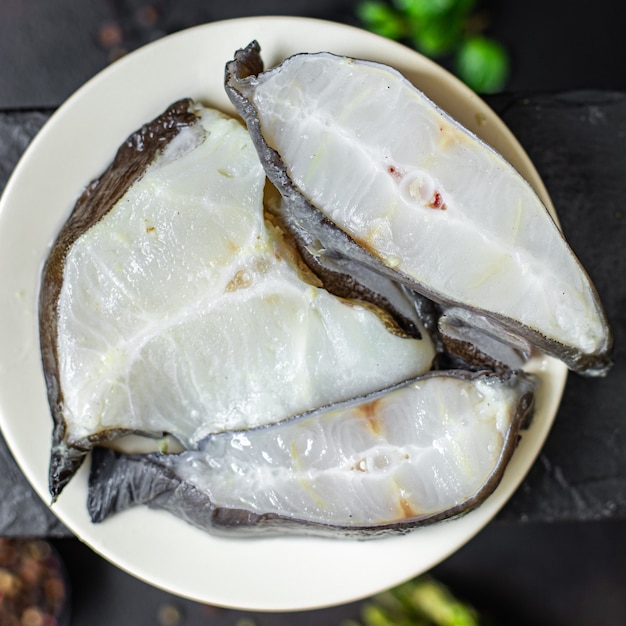 Fisch-Wels-Stück Meeresfrüchte-Steak-Rohprodukt bereit, auf dem Tisch gesunde Lebensmittelmahlzeit zu kochen