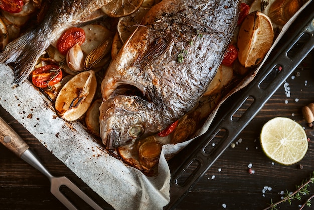 Fisch zum Abendessen gebackener Fisch in der Pfanne