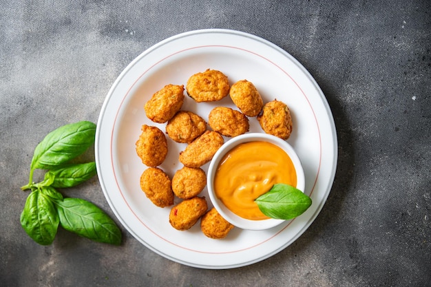 fischbällchen frittierte meeresfrüchte küche frisch gesunde mahlzeit essen snack diät auf dem tisch kopierraum