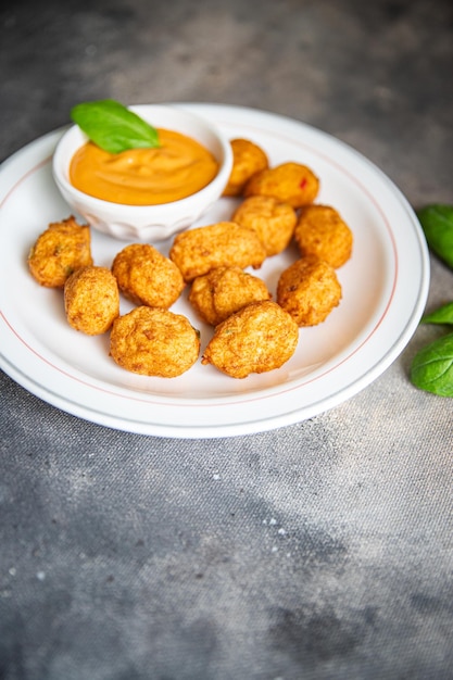 Foto fischbällchen frittierte meeresfrüchte küche frisch gesunde mahlzeit essen snack diät auf dem tisch kopierraum