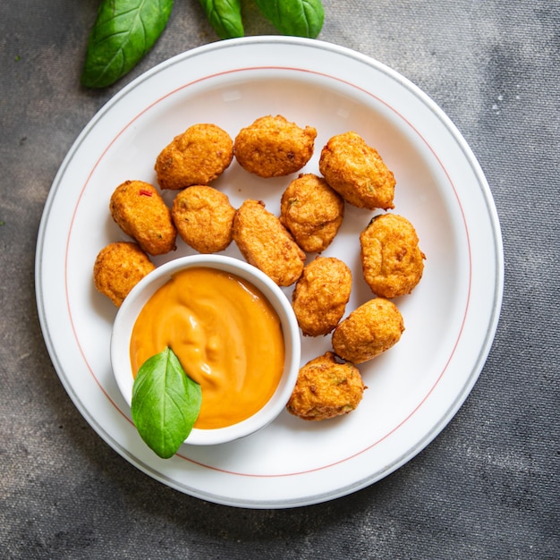 fischbällchen frittierte meeresfrüchte küche mahlzeit essen snack diät auf dem tisch kopieren raum essen hintergrund