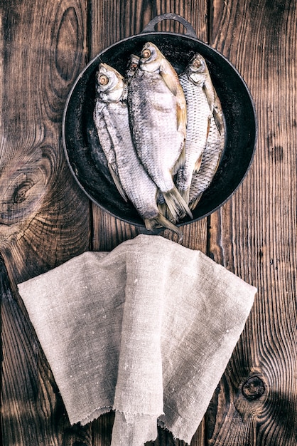 Fischbock in einer runden gusseisernen Pfanne