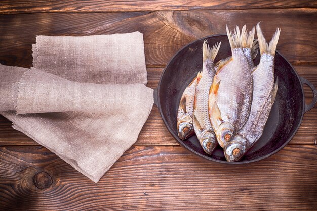 Fischbock in einer schwarzen runden Pfanne