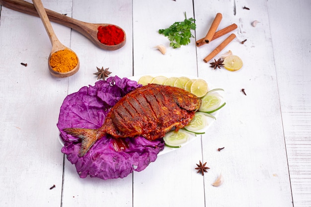 Fischbraten Pomfret Fry garniert mit Lilakohl oder Rotkohl