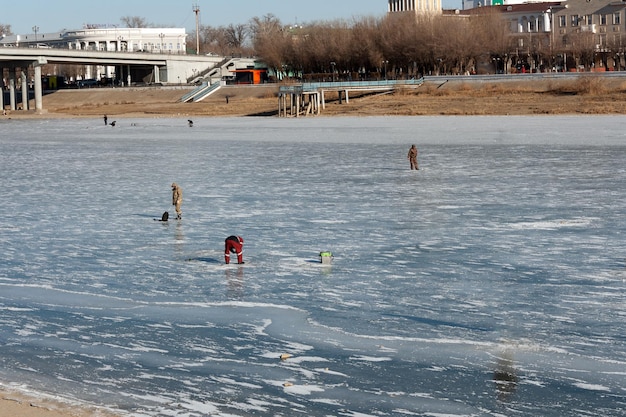 Fischer auf dem Eis auf dem Fluss Angeln Winter Eisangeln