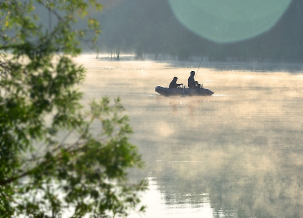 Fischer auf einem Boot auf dem See